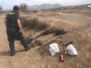 Un agente con el material intervenido a los investigados. 
