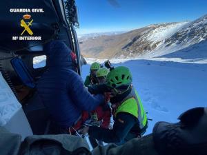 Evacuación en helicóptero de uno de los accidentados en e Corral del Veleta. 