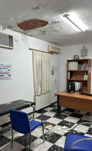 Desprendimientos del techo en una consulta del consistorio. 