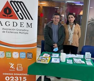 Expositor informativo de AGDEM en el Día Nacional de la Esclerosis Múltiple. 