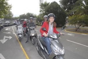 La concejal Raquel Ruz, junto a los estudiantes que participan en las Jornadas Moteras.