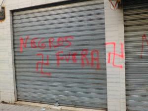 Repugnante pintada en un comercio del Zaidín.