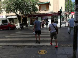 Peatones en la Avenida de Dílar del Zaidín, en la capital.