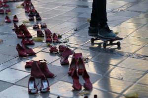 Detalle de la exposición Zapatos Rojos contra la violencia de género.
