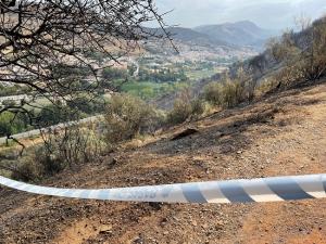 Zona acordonada junto al paraje afectado por el incendio. 