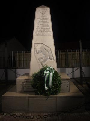 Monumento en Zujaira dedicado a los vecinos de la localidad de Pinos Puente exterminados en los campos de concentración.