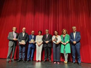 Foto de familia de los premiados con el alcalde, la vicepresidenta primera de Diputación y el delegado de la Junta.