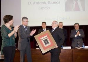 Antonio Ramos Espejo cuando recibió el Premio de la Asociación de la Prensa de Sevilla.