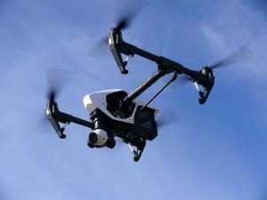 Los drones llevan una cámara y despliegan ganchos para coger las sombrillas.