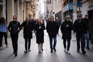 La alcaldesa, paseando con los Ceronoventayuno por Puentezuelas.