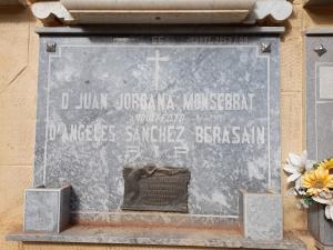 Nicho de Juan Jordana y su esposa. Desde hace muchos años nadie le pone flores ni paga la tasa de mantenimiento.