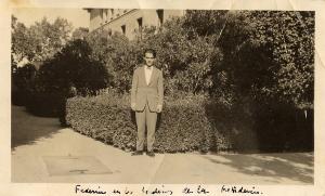 Federico García Lorca en la puerta de la Residencia de Estudiantes, 1919.