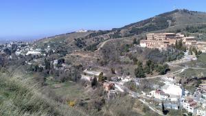 Vista del Valle del Darro con el Sacromonte y el Albaicín.