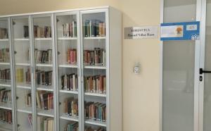 La biblioteca, rotulada ya con el nombre de Manuel Villar Raso. 