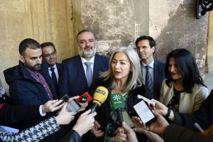 La consejera atiende a los medios acompañada por el alcalde, la subdelegada del Gobierno, el delegado de la Junta en Granada y el de Cultura.