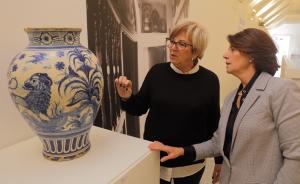 La concejala María de Leyva y la comisaria de la muestra, Alicia Donaire, observan una de las piezas de la exposición. 