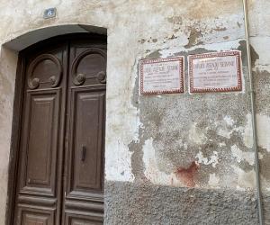 Placas en la casa natal de los hermanos José y Carlos Asenjo Sedano