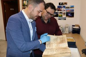 Los concejales de Cultura y Organización Administrativa, en el Archivo.