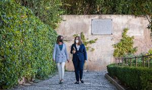 La directora del Patronato de la Alhambra, Rocío Díaz, y la profesora Remedios Sánchez, ante la placa que recuerda a Boscán.