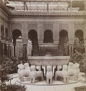 The Alhambra Palace: Fotografía de la reproducción que hicieron en Londres para su Exposición Universal de 1851-54. Es una parte del Patio de los Leones, con la fuente incluida. Le fue encargada al arquitecto Owen Jones, quien había estado dibujando detalles del palacio nazarí en 1834 y dándolo a conocer por vez primera en color.