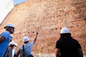 Muralla que se está restaurando. 