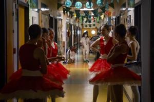 Alumnas del conservatorio se preparan antes de la actuación.