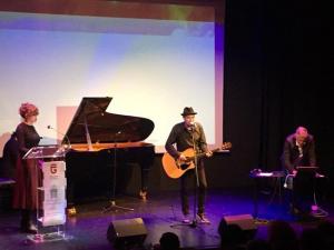 Isabel Daza, Anonio y Ángel Arias, anoche en la presentación del poemario.