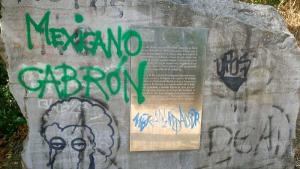Fotografía del boletín del Bajo Albaicín que refleja el deterioro de los murales.