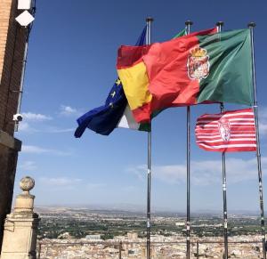la bandera del Granada, junto a la oficiales en la Torre de la Vela.