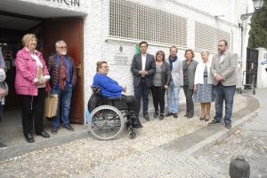 La placa con el nombre de Juan de Loxa se ha descubierto en un acto con asistencia de representantes municipales y de su familia.