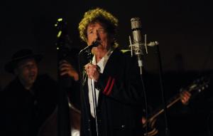 Bob Dylan, a sus 82 años, sigue en los escenarios. 