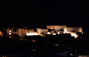 El Castillo de San Miguel luce esta espléndida imagen nocturna.