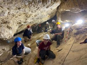 Investigadores y autoridades, en la Cueva de la Arena.