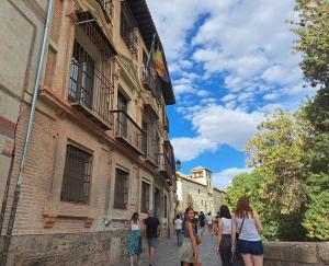 Fachada del Centro de Documentación Musical, en la Carrera del Darro, junto al Bañuelo.