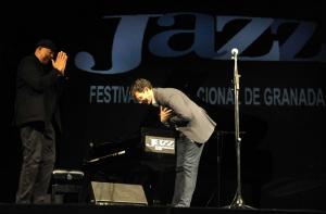 Chucho Valdes recibe la medalla del Festival del alcalde de Granada.