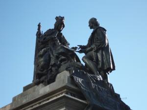 Monumento a Colón en la capital granadina.