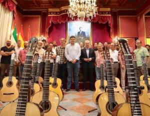 Participantes del concurso de guitarra, junto a José Antonio Huertas y Vicente Coves.
