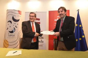 José Entrena y Luis García Montero, tras la firma de la prórroga del acuerdo.
