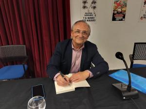 Eduardo Cruz, en la firma de su libro.