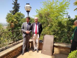 El poeta Luis Alberto de Cuenca, este martes, junto al alcalde de Granada, Francisco Cuenca.