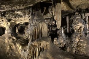 Interior de la Cueva de las Ventanas, que también alberga un escenario.