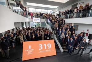 Firma de las adhesiones, este lunes. 