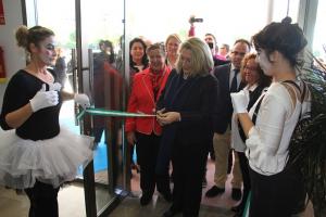 La alcaldesa Trinidad Herrera corta la cinta en la inauguración.