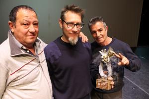 En el centro, el director de la escuela, Víctor M. Rivera, con el premio a la mejor escenografía del certamen de Alhendín. 