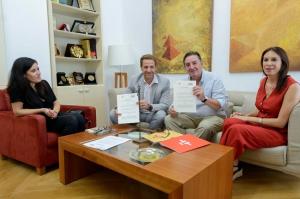Firma del acuerdo entre el Instituto Cervantes y la Fundación Euroárabe.