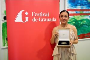 Eva Yerbabuena con la medalla del festival.