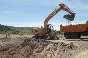 Advierte del peligro que supone la excavación.