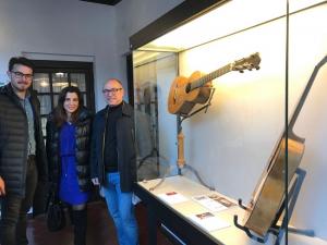 Las guitarras pertenecen a la colección de Daniel Gil de Avalle.