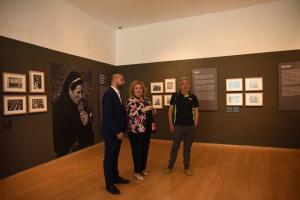 Fátima Gómez, con Juan Francisco Colomina y Rafael Morales, en la visita a la exposición.