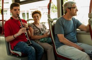 Música en el bus en una edición anterior del FEX. 